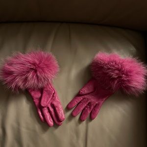 Pink leather gloves with fox trim